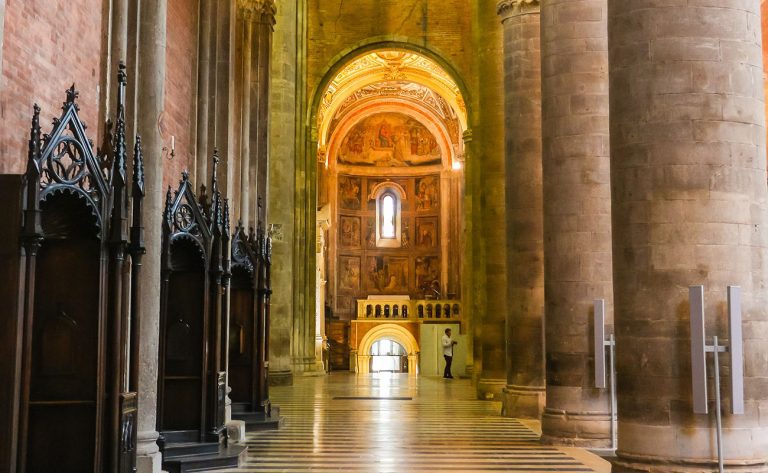 פנים הקתדרלה בפיאצ'נזה