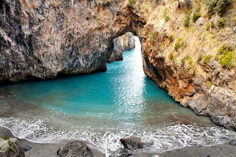 Spiaggia dell'Arcomagno sulla Costa dei Cedri, Mar Tirreno, Sud Italia, San Nicola Arcella, Calabria.