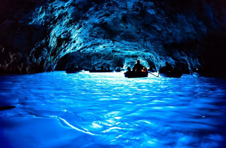 המערה הכחולה באי קאפרי