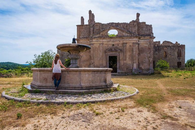 Monterano (also known as Ancient Monterano) is a ghost town in Italy , located in the province of Rome, perched on the summit plateau of the hill tuff.