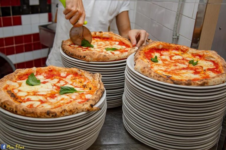 פיצה מרגריטה שנוצרה לראשונה בנאפולי