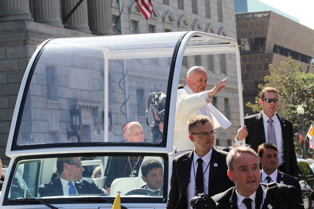 האפיפיור פרנציסקוס הקדוש ברכב השרד מוקף ביחידה לאבטחת אישים ששל משמר הוותיקן