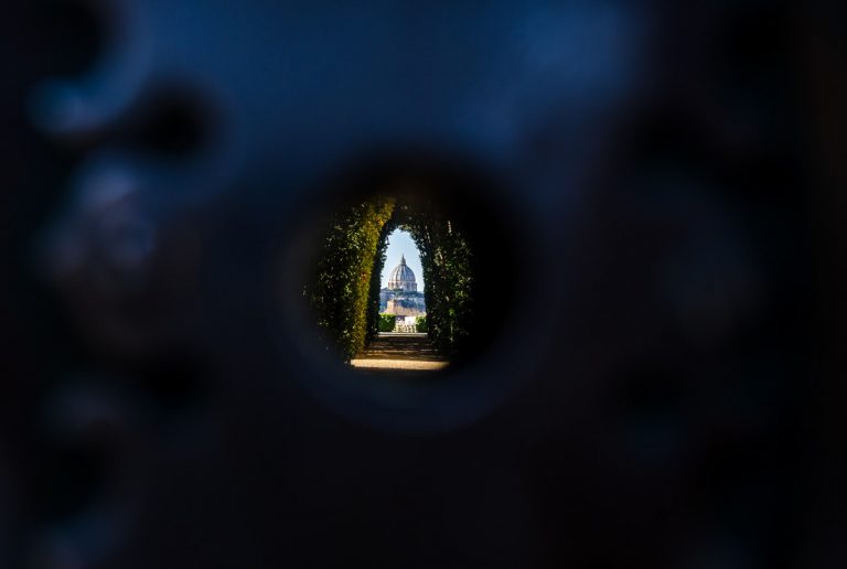 כיפת סן פטרוס מבעד חור המנעול בשער מינזר אבירי מלטה