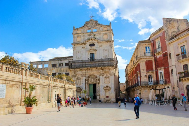 Syracuse,,Sicily,,Italy,-,Apr,10th,2019:,People,Walking,On