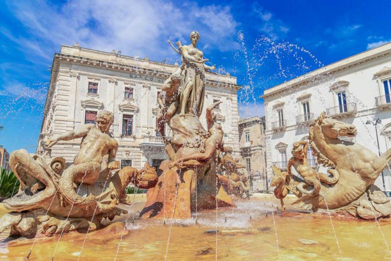 Siracusa,,Sicily,Island,,Italy:,Diana,Fountain,In,Archimedes,Square,,Ortigia,