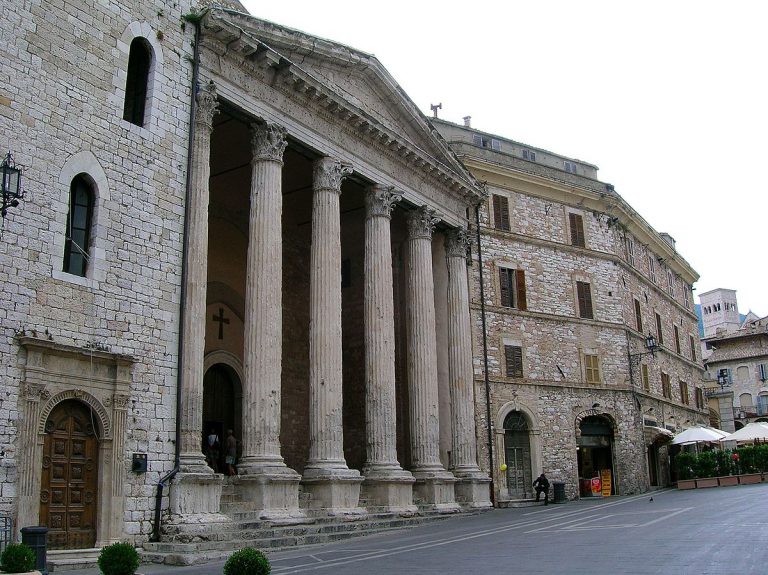 Assisi,_Tempio_di_Minerva_-_panoramio