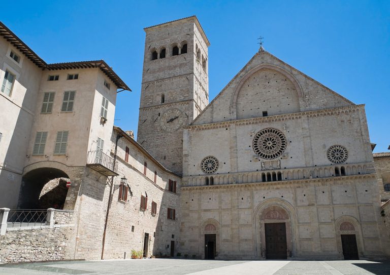 Cattedrale-di-San-Rufino--Assisi-shutterstock_61143448