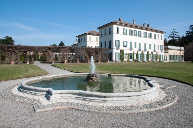 Villa Orrigoni Menafoglio Litta Panza. Surrounded by a magnificent Italian garden, Villa Menafoglio Litta Panza in Biumo was built in the mid-XVIII century by Marquis Paolo Antonio Menafoglio.