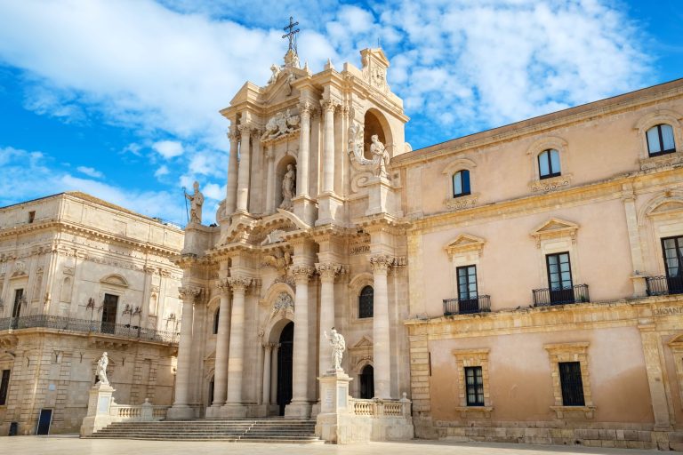 Sicilia Siracusa Duomo shutterstock_1252806547
