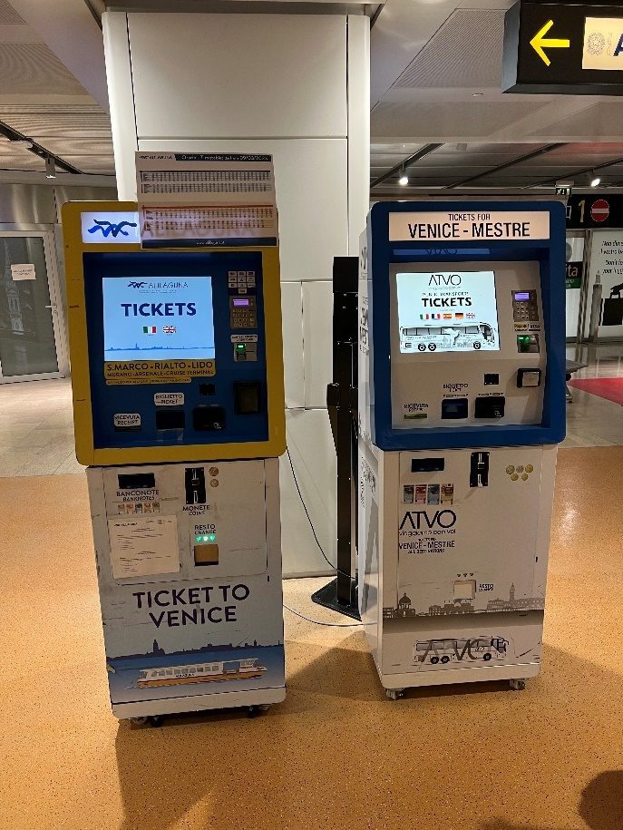 עמדות רכישת כרטיסים לתחבורה ציבורית בוונציה