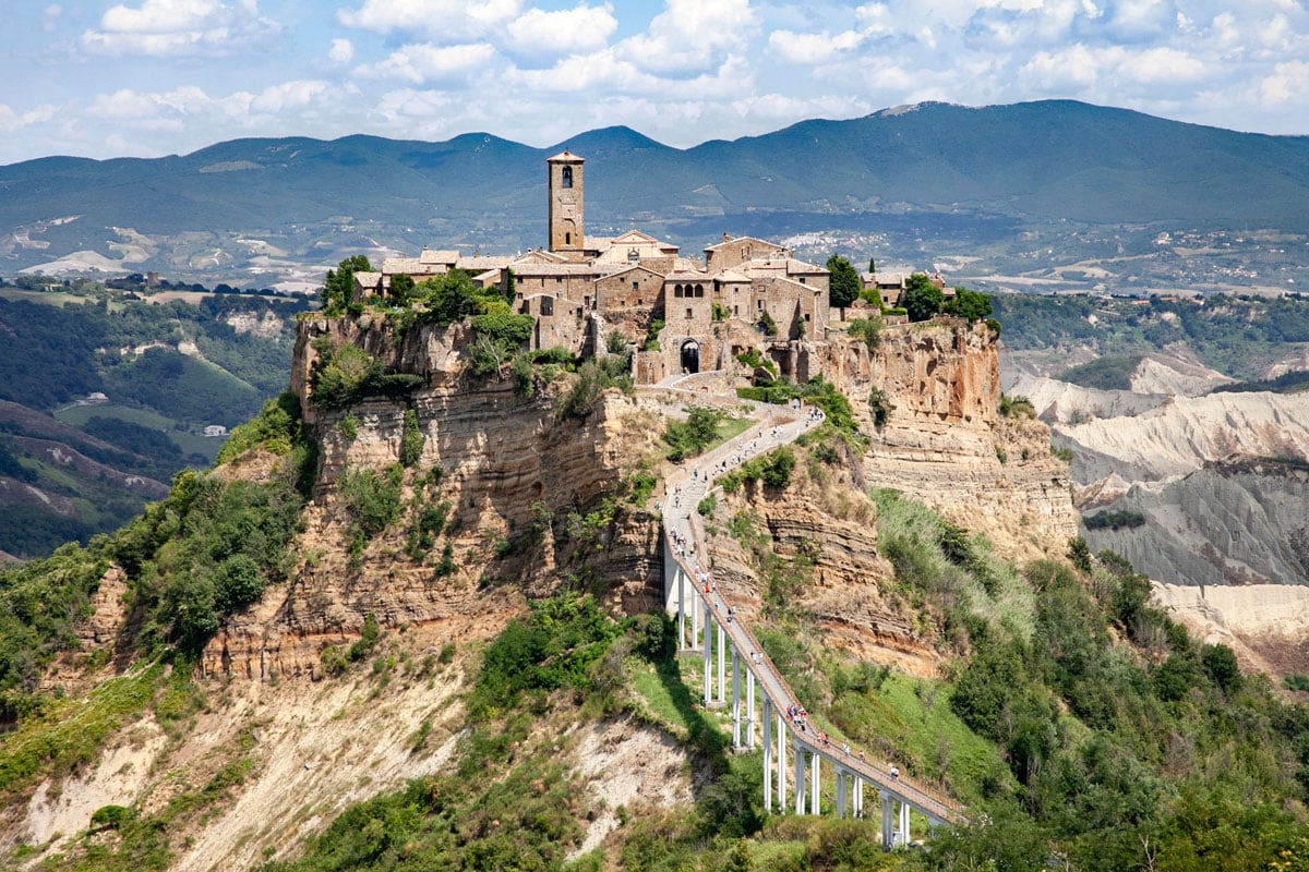 Panorama-su-Civita-di-Bagnoregio-e-la-Valle-dei-Calanchi