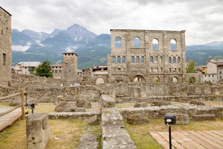 Aosta-the-ancient-Roman-theatre-shutterstock_220637449.jpg