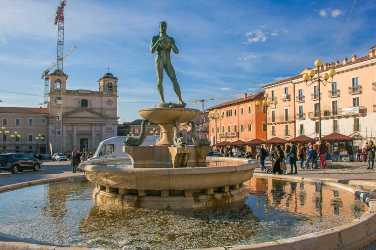 Aquila-Piazza-shutterstock_1328867024.jpg