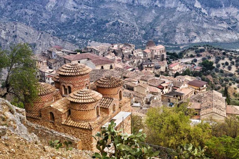 Calabria-Stilo-Catolica-di-Stilo-shutterstock_419003569.jpg