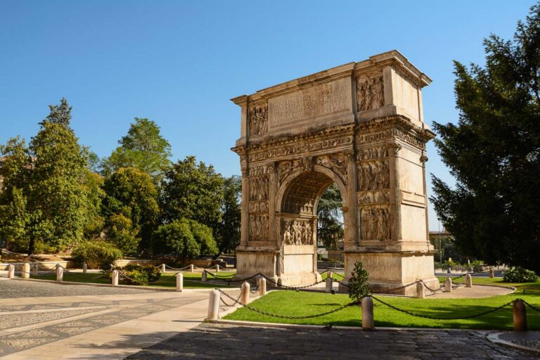 Campania-Benevento-Arco-di-Traiano-shutterstock_721368370.jpg