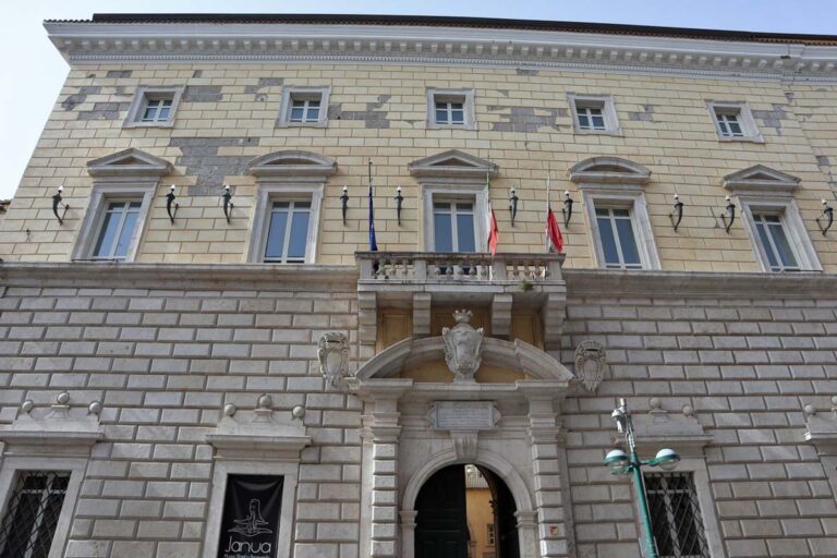 Campania-Benevento-Palazzo-carlo-v-shutterstock_1734126329.jpg