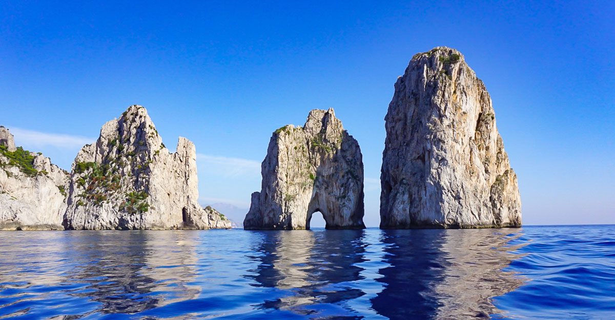 Campania-Capri-faraglioni-shutterstock_752424559.jpg