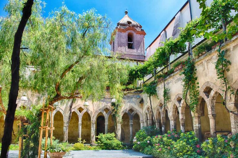 Campania-Sorrento-Convento-di-San-Francesco-e-chiostro-shutterstock_720496600.jpg