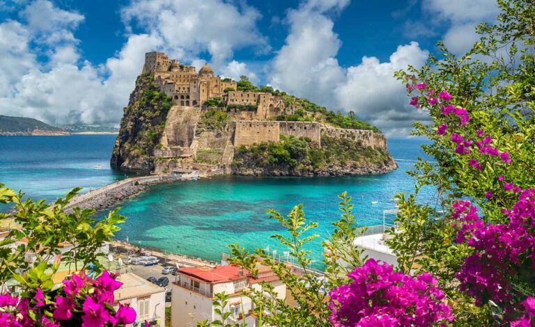 Campania-ischia-castello-Aragonese-shutterstock_1444966997.jpg