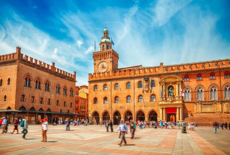Emilia-Bologna-Piazza-maggiore-shutterstock_487645165.jpg