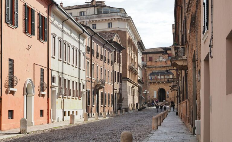 Emilia-Ferrara-Corso-ercole-deste-shutterstock_1544842397.jpg