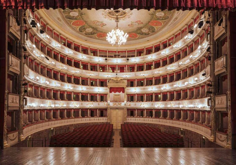 Emilia-Modena-Teatro-Comunale-Luciano-Pavarotti-di-Modena-foto-Gilles-ALONSO.jpg
