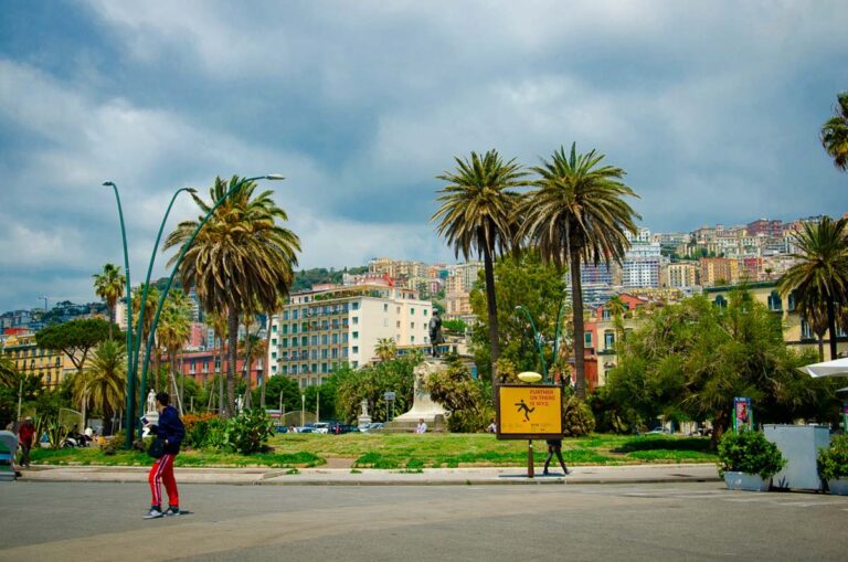 Napoli-Piazza-Vittoria-shutterstock_1409929169.jpg