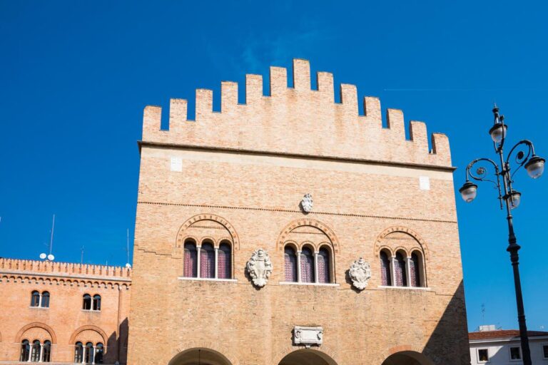 Palazzo-dei-Trecento-shutterstock_1216475161.jpg