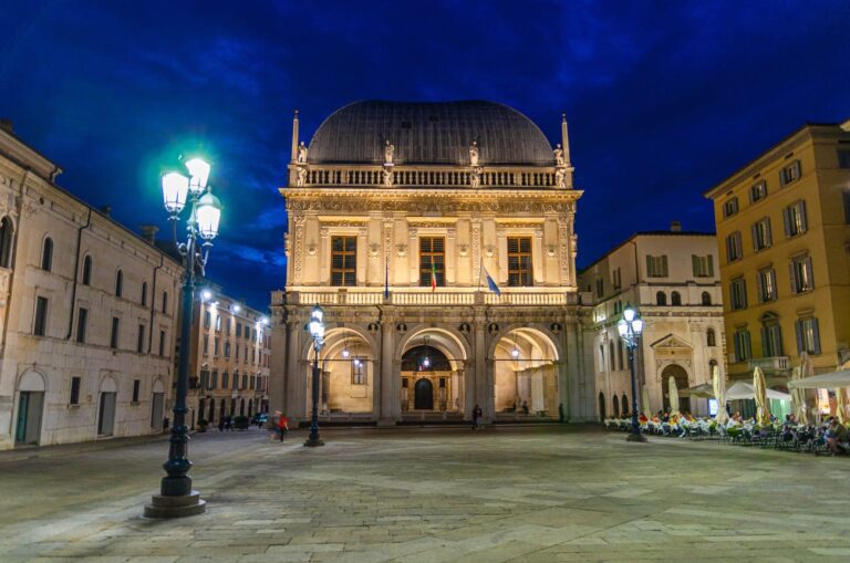Palazzo-della-Loggia-brescia-shutterstock_1740747236.jpg