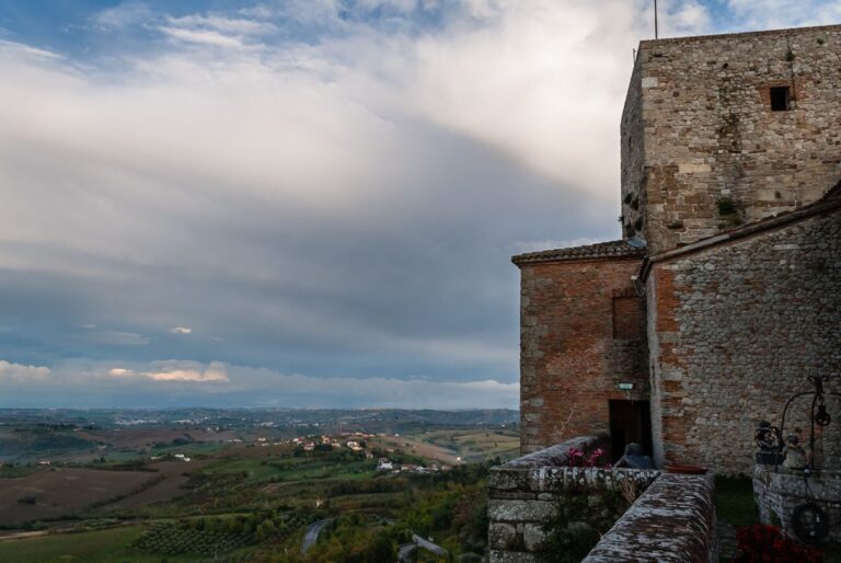 Rocca-Malatestiana-di-Verucchio-Rimini-shutterstock_1070376377.jpg