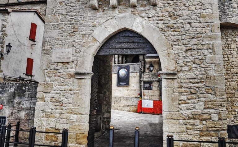 San-marino-Porta-San-francesco-shutterstock_339874559.jpg