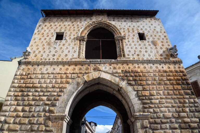 Sulmona-porta-Napoli.jpg