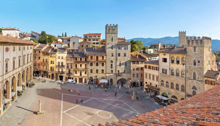 Toscana-Arezzo-Piazza-Grande-shutterstock_1228703764.jpg