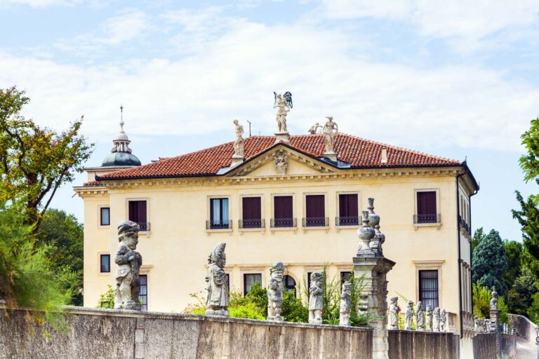 Villa-Valmarana-ai-Nani-shutterstock_168315917.jpg