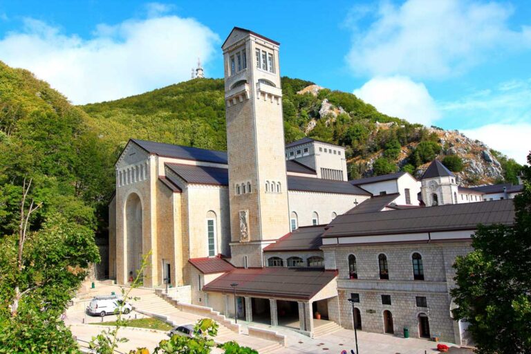 campania-Avellino-Santuario-monte-vergine-shutterstock_1717332133-1.jpg