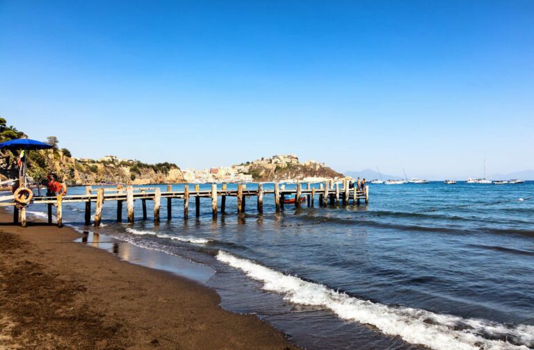 campania-Procida-Spiaggia-Chiaia-shutterstock_1085259332.jpg