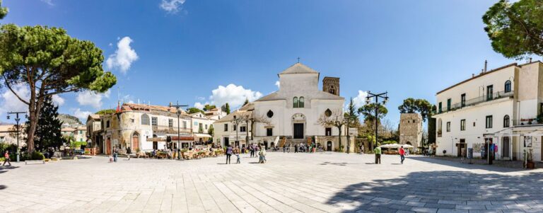 campania-ravello-Piazza-duomo-shutterstock_1700970613.jpg