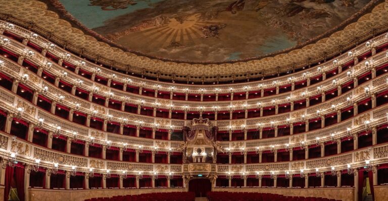nAPOLI-SAN-cARLO-shutterstock_1635201301.jpg