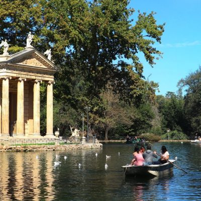 Una-romantica-gita-in-barca-al-Tempio-di-Esculapio-nel-parco-di-Villa-Borghese-a-Roma-1